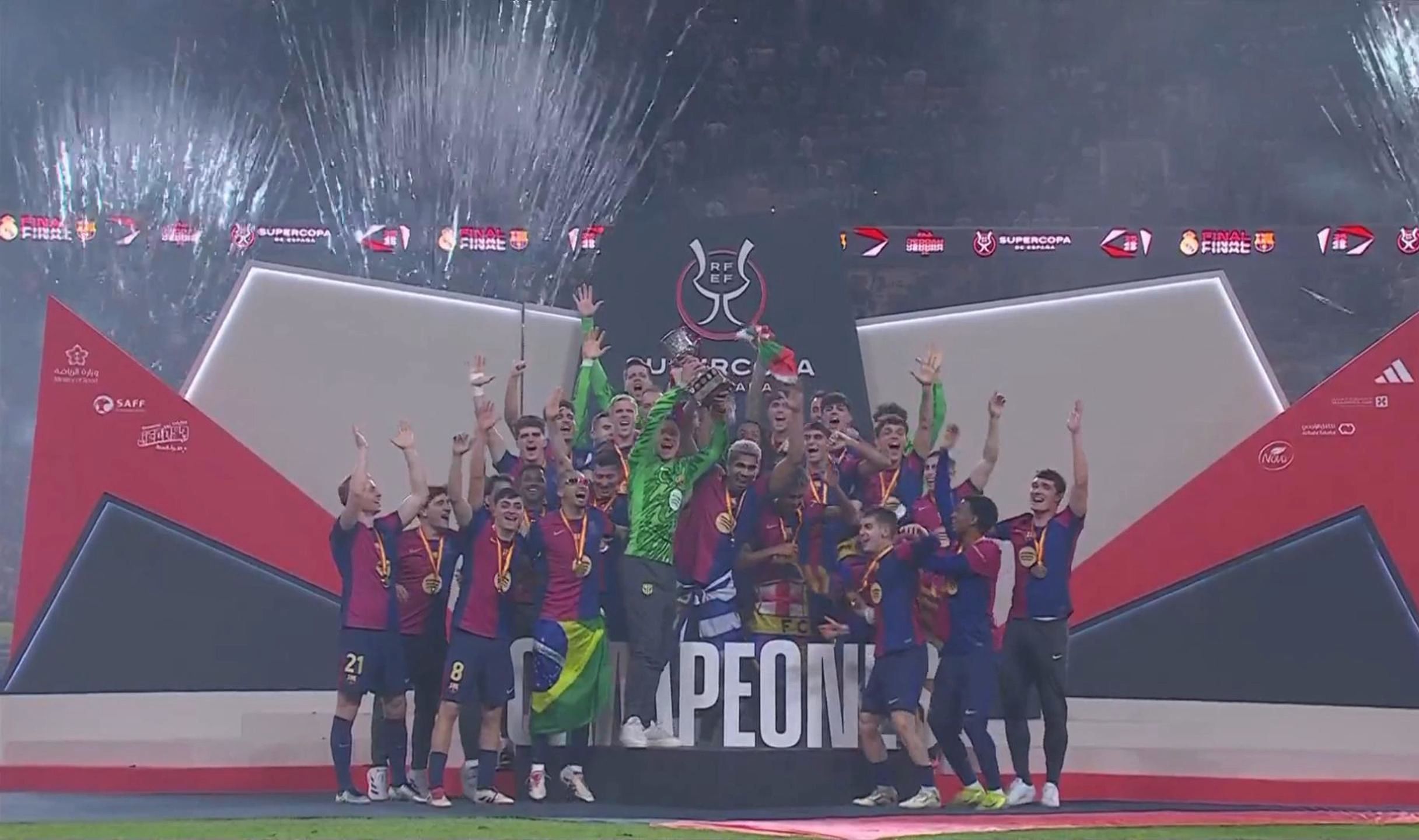 世界波直挂死角，全场尖叫