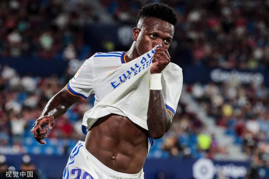 哈登今日凌晨砍下55分，50分+场次追平科比并列历史第三