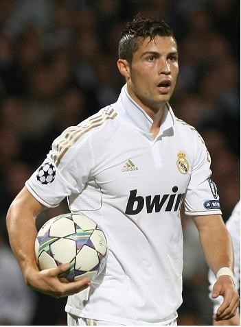 姆巴佩将带着一根手指骨折比赛，他的坚韧精神点燃球迷热情