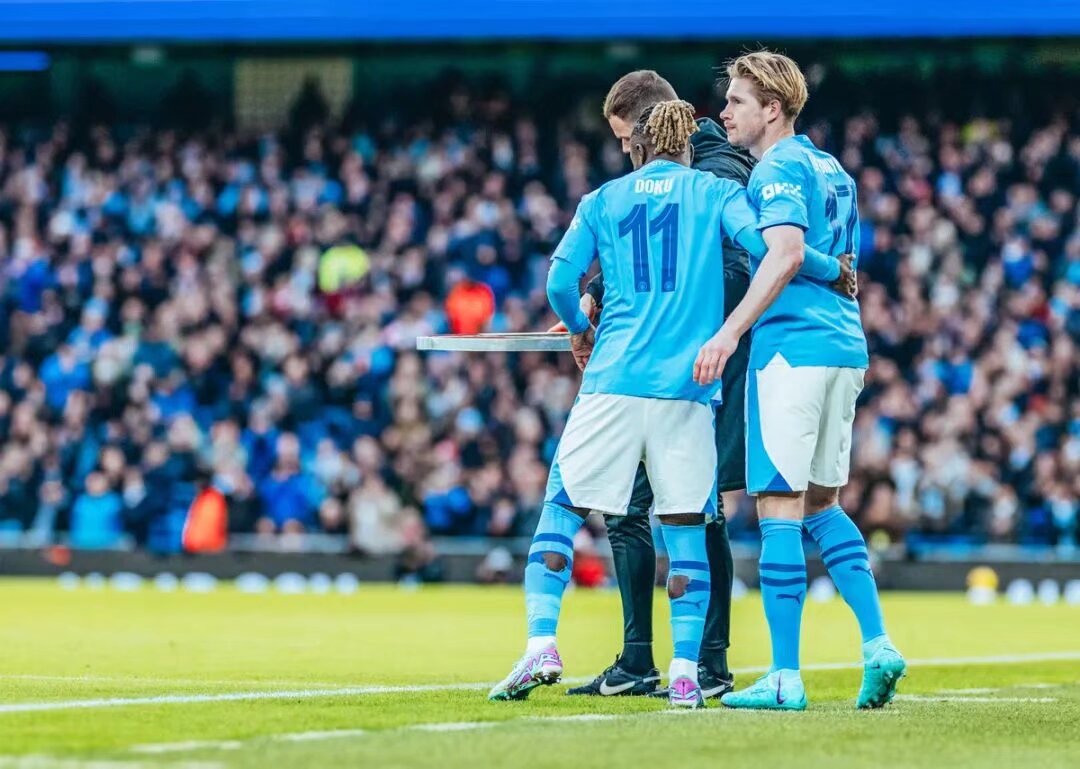 篮球勇士球星连中五记三分引全场欢呼