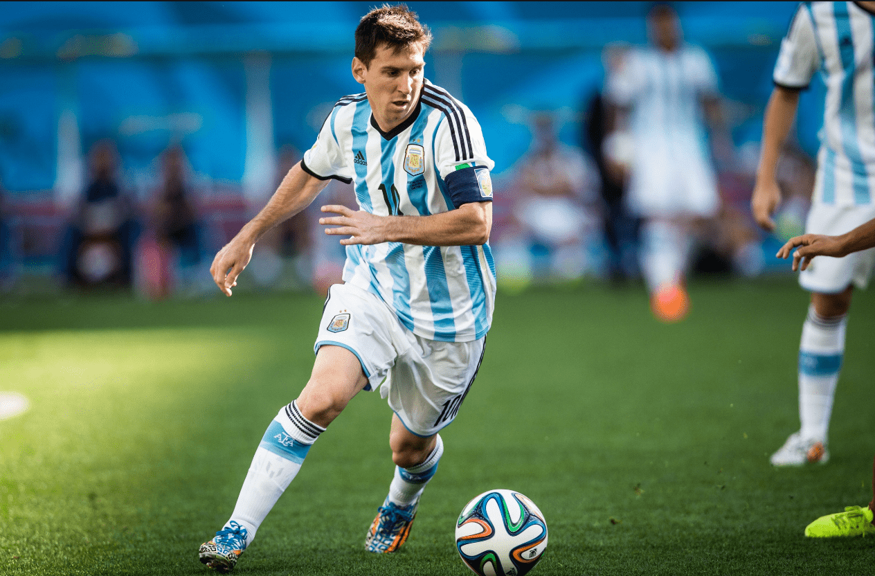 球员任意球助攻被评为赛季最佳配合